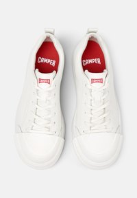Bílé šněrovací tenisové boty s hladkým koženým svrškem, zaoblenou špičkou, gumovou podrážkou a červenou stélkou s logem "CAMPER".