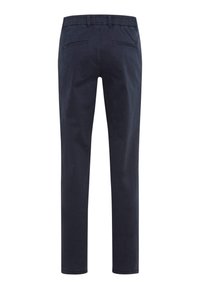 Pantaloni blu navy con design a gamba dritta, cintura elastica e due tasche posteriori, realizzati in un tessuto morbido con una superficie liscia.