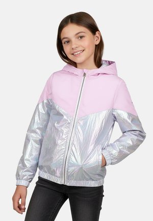 Roze en zilveren reflecterende jas met capuchon, ritssluiting en elastische manchetten. Het onderste gedeelte heeft een glanzende, iriserende textuur.