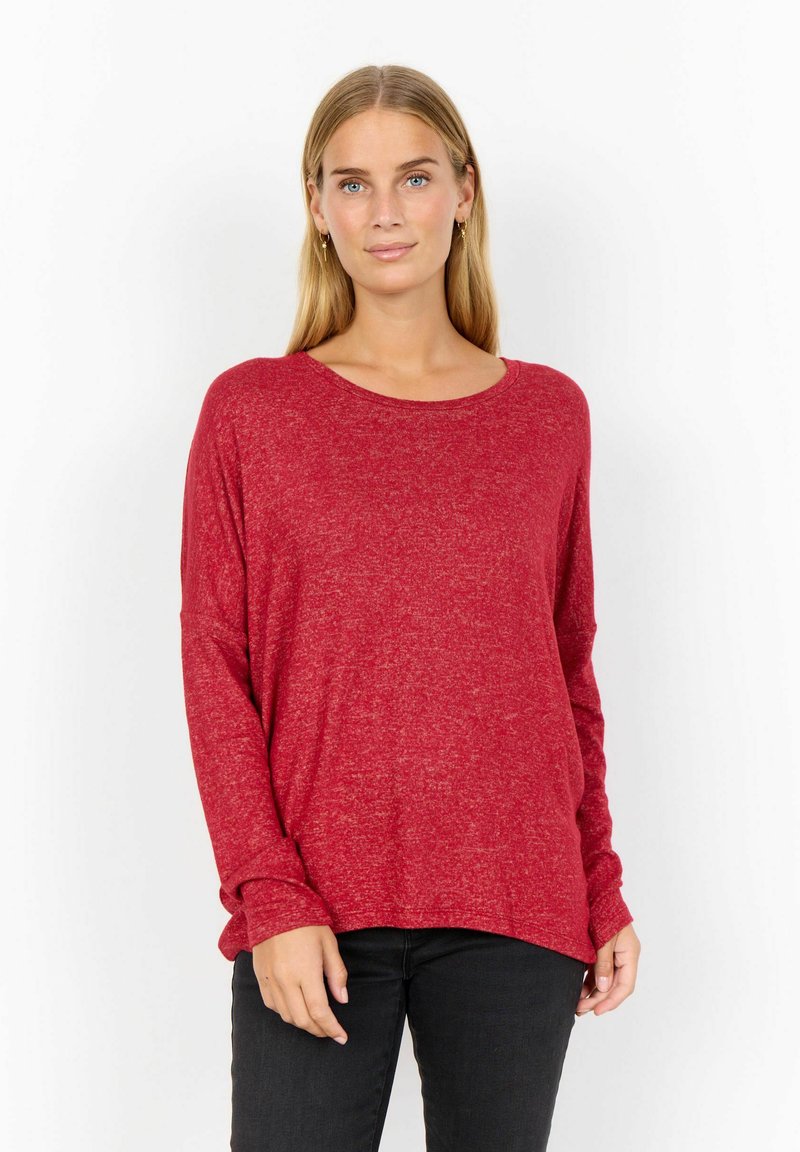 Rode, lange mouwen, crew-neck top van textuurstof, met een relaxte pasvorm en een licht gebogen zoom, gecombineerd met zwarte broek.