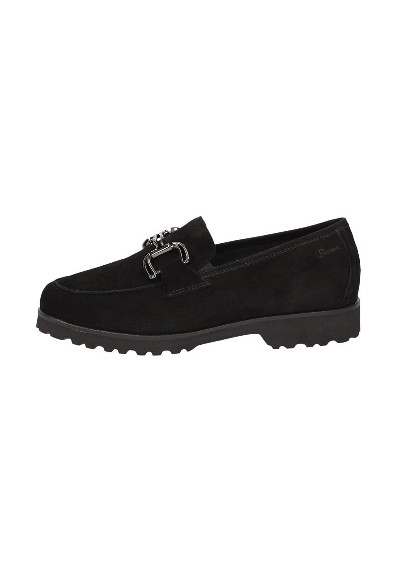 Zwarte suede instapper met een zilveren gespaccent. Voorzien van een ronde neus en een dikke, gestructureerde rubberen zool voor grip. Eenvoudige stiksels.