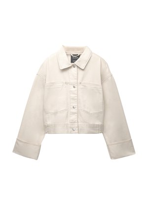 Korte beige spijkerjas met een kraag, knoopsluiting en twee voorzakken. Heeft brede mouwen en zichtbare stikdetails.