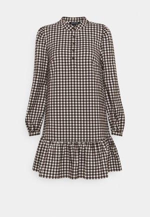 Robe à manches longues à carreaux marron et blanc avec un col rond, une patte de boutonnage sur le devant et un ourlet volanté.