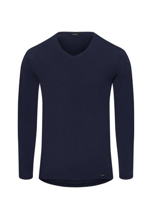 Maglietta a maniche lunghe blu navy con scollo a V realizzata in tessuto morbido. Presenta un orlo curvo e un minimo di branding sul lato inferiore. Texture liscia.