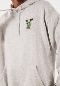 Grauer Kapuzenpullover mit Kängurutasche, ausgestattet mit einem bunten Logo, das eine grüne Figur und orangefarbene Akzente zeigt. Weiches Material und verstellbare Kapuze.
