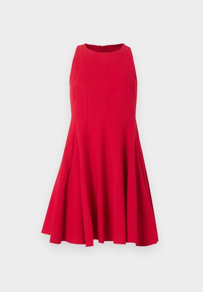 Φόρεμα χωρίς μανίκια σε έντονο κόκκινο χρώμα με φουσκωτή φούστα και στρογγυλή λαιμόκοψη, παρουσιασμένο σε απλό ανοιχτό γκρι φόντο.