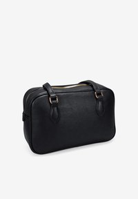 Bolso de piel negra con forma rectangular, cierre superior con cremallera y dos asas cortas. Presenta una textura suave y detalles de cremallera en tono dorado.