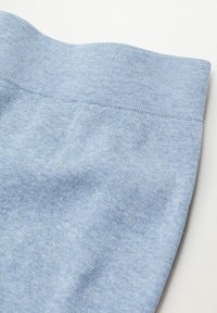 Pantalones cortos de mezcla de algodón azul claro con una cintura acanalada, textura suave y un patrón ligeramente jaspeado en toda la tela.