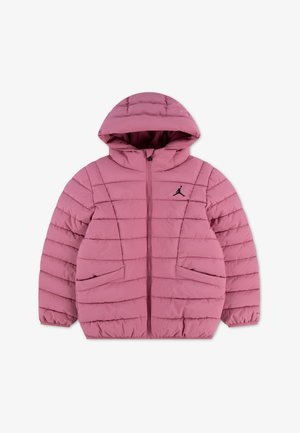 Roze gevoerde capuchonjas met rits aan de voorkant, twee zakken en een klein zwart logo op de linkerborst.