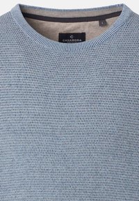 Maglione azzurro chiaro lavorato a maglia con scollo tondo, motivo testurizzato e un'etichetta con la scritta "CASAMODA" all'interno del colletto. Taglia indicata: L.