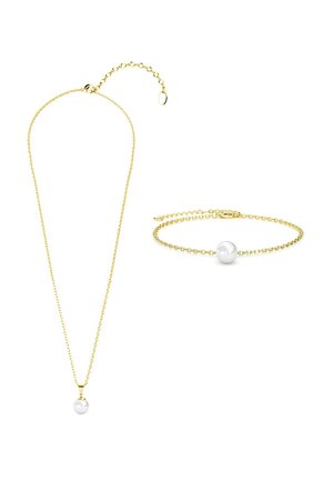Gouden halsketting en armband set met een enkele witte parel als accent. De kettingen hebben een delicate, schakeldesign met verstelbare lengtes.
