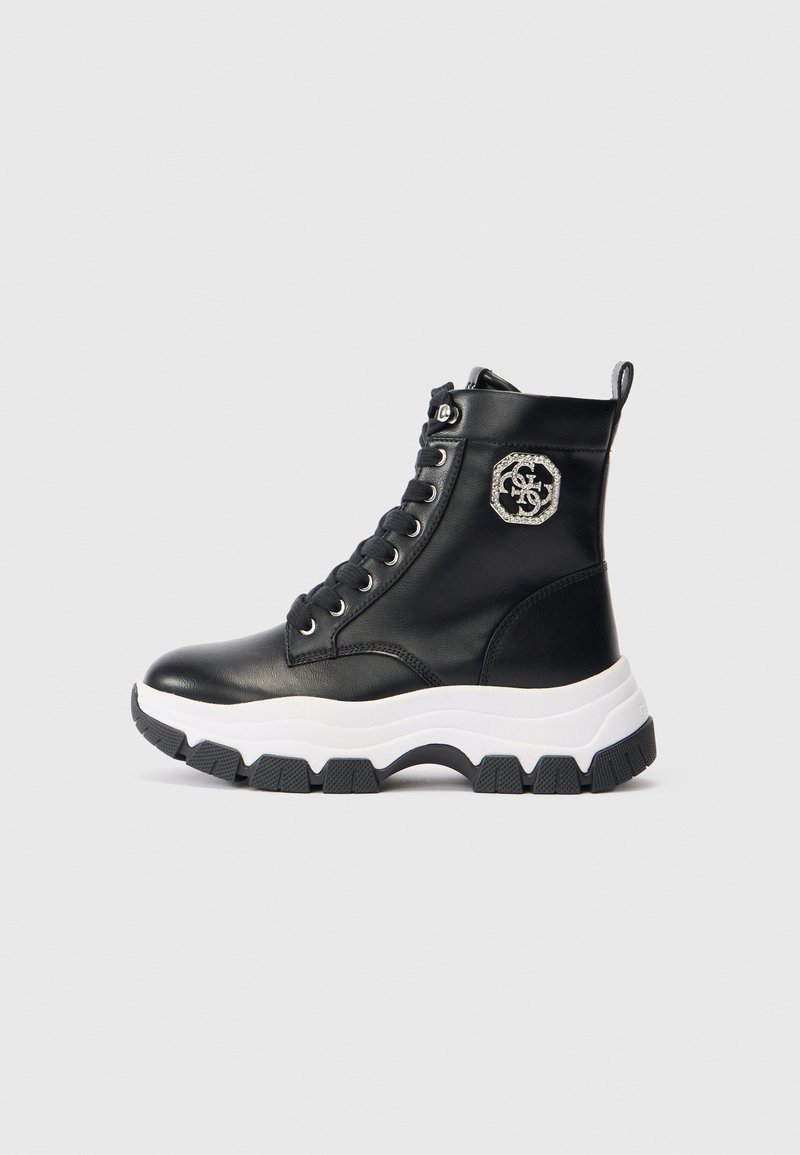 Botine din piele negre, cu vârf înalt, talpă groasă albă, șireturi în față și logo decorative argintiu pe gleznă.