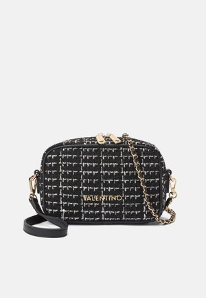 Musta-valkoinen tweed-ristilaukkulle, jossa on kultaiset yksityiskohdat, kaksinkertainen vetoketjusulku ja ketjuhihna. Etupuolella on "Valentino"-logo.