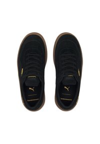 Baskets en suède noir avec semelles en caoutchouc marron, dotées de lacets noirs, d'accents de logo dorés et d'un intérieur rembourré pour le confort.