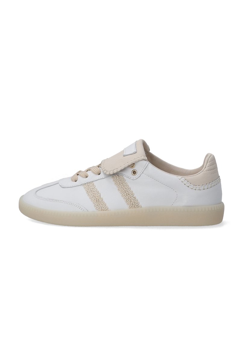 Hvide lædersneakers med beige accenter, der har teksturerede striber, snørelukning og en rund gummisål.