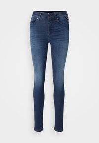 Jeans de corte skinny en denim azul oscuro con un lavado desgastado, cinco bolsillos y cierre frontal con botón. Textura suave con ligera elasticidad.