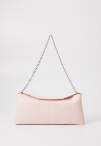 Rosa Faux-Leder-Handtasche mit glatter Textur, länglicher Form und einer Kettenriemen. Sie zeichnet sich durch ein einfaches, minimalistisches Design ohne Verzierungen aus.