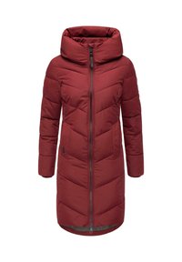 Manteau rembourré rouge avec un col haut et une fermeture éclair sur le devant. Présente des coutures en chevron, deux poches latérales et un ourlet arrière légèrement plus long.