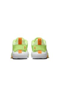 Lime zaļas sporta kurpes ar oranžiem akcentiem. Iekļauj mīkstinātu apkakli, baltus zole, teksturētu audumu un izteiksmīgas zīmola detaļas.