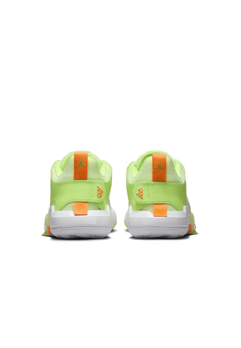 Zapatos deportivos verde lima con acentos naranjas. Presentan un cuello acolchado, suelas blancas, tela texturizada y detalles distintivos de marca.