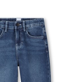Mørkeblå denimjeans med knappelukking, fem lommer og kontrasterende hvite sømmer. Stoffet ser glatt ut med en svak falmeffekt.