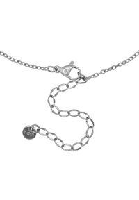 Collana in argento con maglie ovali, chiusura a moschettone e pendente circolare inciso con "hdm." Superficie testurizzata e finitura lucida.