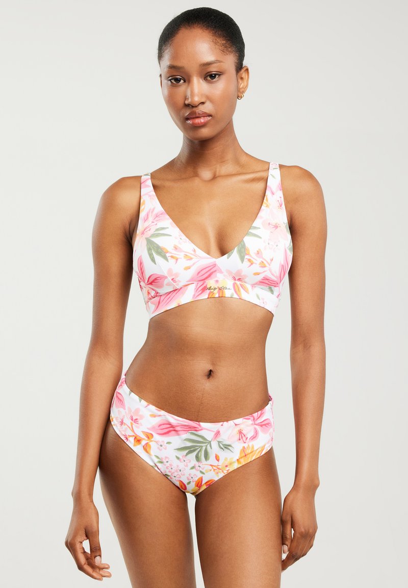 Kostium bikini w kwiaty z różowo-białym tłem i żywymi wzorami kwiatowymi. Góra ma dekolt w kształcie litery V, a dół ma średni stan.