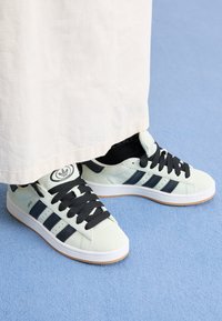 Unselected, linen green/core black/footwear white