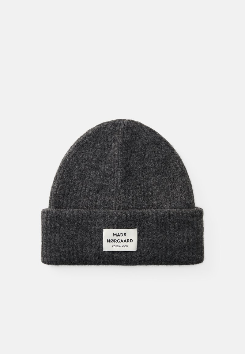 Gorro cinza tricotado em lã, com uma aba dobrável e um rótulo cosido com "MADS NØRGAARD COPENHAGEN" em branco.
