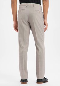 Hellgraue, maßgeschneiderte Hose mit dezentem Karo-Muster, flachem Vorderteil und zwei Gesäßtaschen mit Knopfverschluss. Glatter Stoff, reguläre Passform.