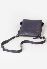 Borsa a tracolla rettangolare in pelle di colore viola scuro con chiusura a cerniera, tracolla regolabile e accenti hardware discreti. Finitura di texture liscia.