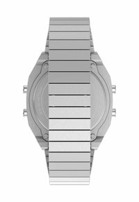 Reloj de acero inoxidable plateado con acabado cepillado, caja octagonal y pulsera de eslabones horizontales. Presenta dos pulsadores en un lado.