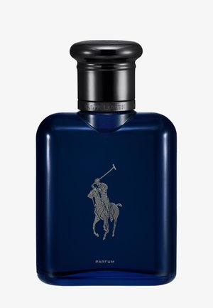 Prostokątna, ciemnoniebieska butelka perfum z czarną nakrętką, wyrytym logo polo i słowem "Parfum" na dolnym środku.