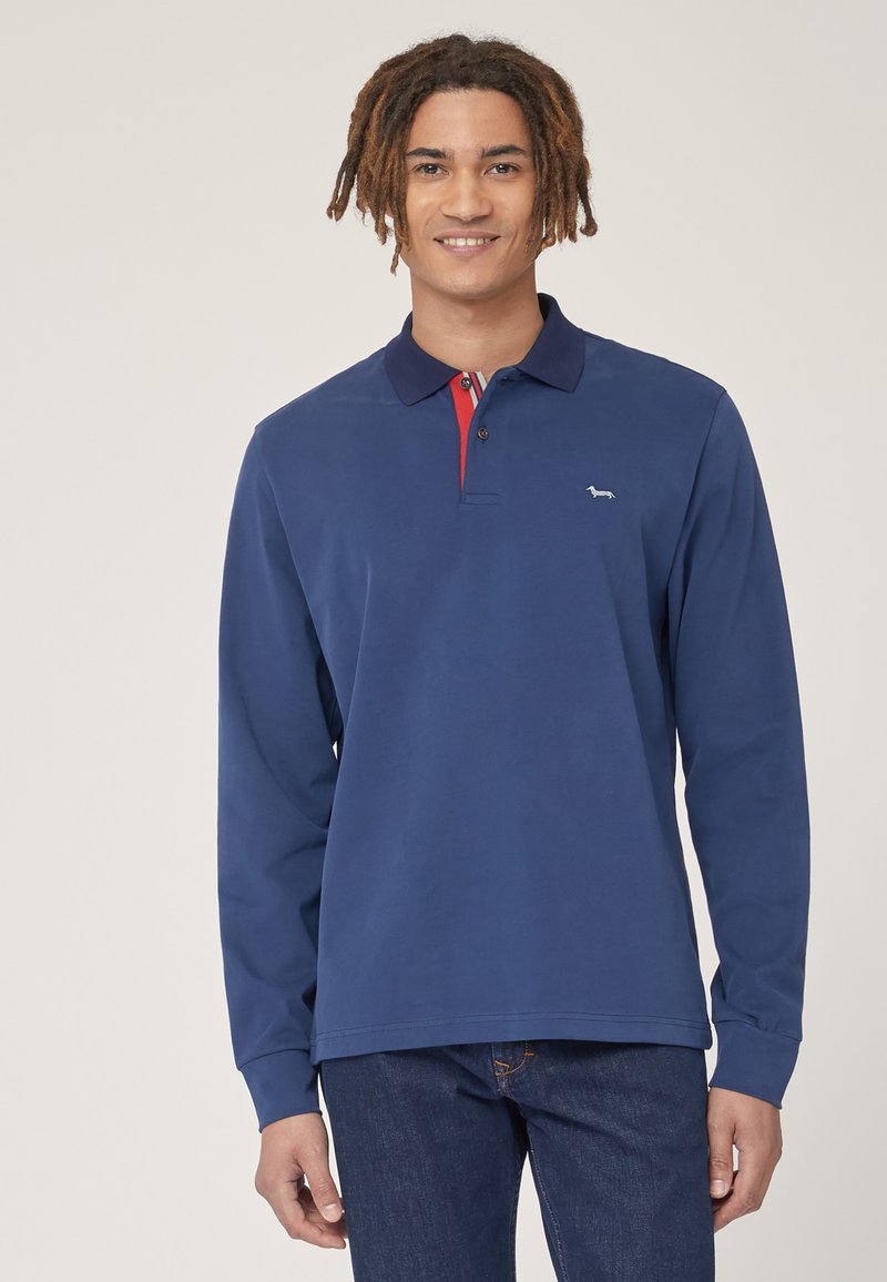 Polo shirt a maniche lunghe di colore navy con colletto rosso a contrasto, una patta decorativa con bottoni e un piccolo logo ricamato sul petto.