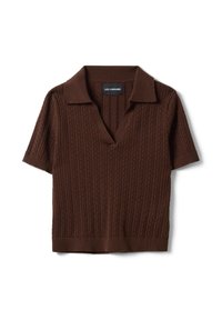 Polo de punto marrón de manga corta con patrón de diamantes texturizado y cuello en V, etiquetado "LES COPAINS".