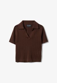 Polo de punto marrón de manga corta con patrón de diamantes texturizado y cuello en V, etiquetado "LES COPAINS".