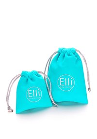 Türkiz színű húzózsinóros ékszertartó táskák két méretben, ezüst színű fémrátétekkel; dombornyomott logóval "Elli WE ♥ JEWELS." Puha, sima felület.