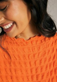 Next SHORT SLEEVE  REGULAR FIT - Trükipildiga T-särk - orange