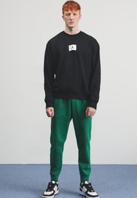 Jordan M J ESS STMT FLC CREW - Sweatshirt - black