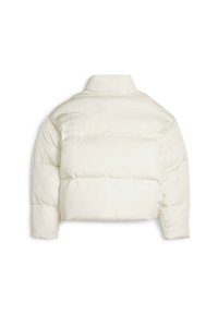 Gekürzte, cremefarbene Daunenjacke. Mit dicker horizontaler Steppung, hohem Kragen und glatter Textur. Keine sichtbaren Verschlüsse.