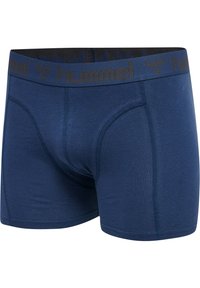 Blå herrboxershorts i elastisk tyg, utrustade med en svart midjeband med präglad "hummel"-logotyp och subtila sömdetaljer.