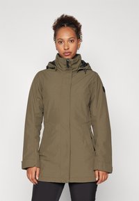 Olivgrön parka med hög krage, justerbar huva och två framfickor; slät textur och dragkedjestängning.