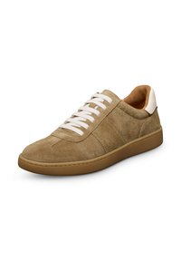 Sneaker in camoscio di colore marrone chiaro con lacci bianchi, punta arrotondata e suola testurizzata color tan. Accentuata da un tab sul tallone di colore crema.