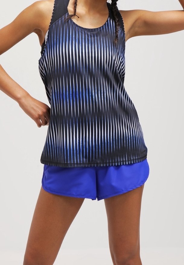 Zwarte tanktop met blauwe verticale strepen, met een mesh schouderdetail, gecombineerd met koninklijkblauwe shorts, beide gemaakt van lichtgewicht, ademende stof.