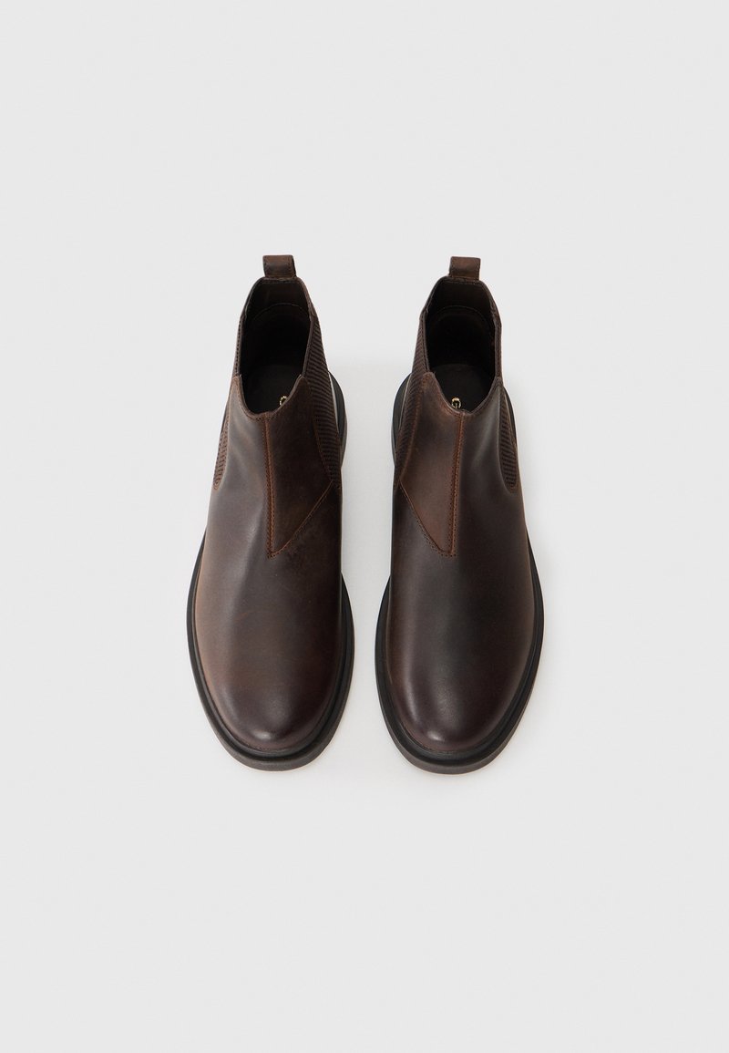 Braune Leder-Stiefeletten mit elastischen Seiteneinsätzen und strukturierten Akzenten, mit runder Zehenpartie und kontrastierenden schwarzen Gummisohlen.