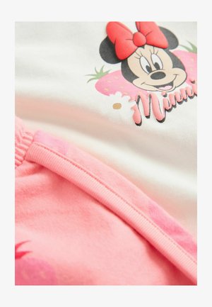 Biała bawełniana koszulka z różową grafiką Minnie Mouse i napisem, w parze z różowymi szortami z polaru z prążkowanym pasem.