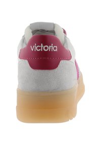 Baskets blanches avec des accents roses, en matériaux suédés et en cuir, forme arrondie et semelle en caoutchouc translucide. Logo "victoria" sur le talon.