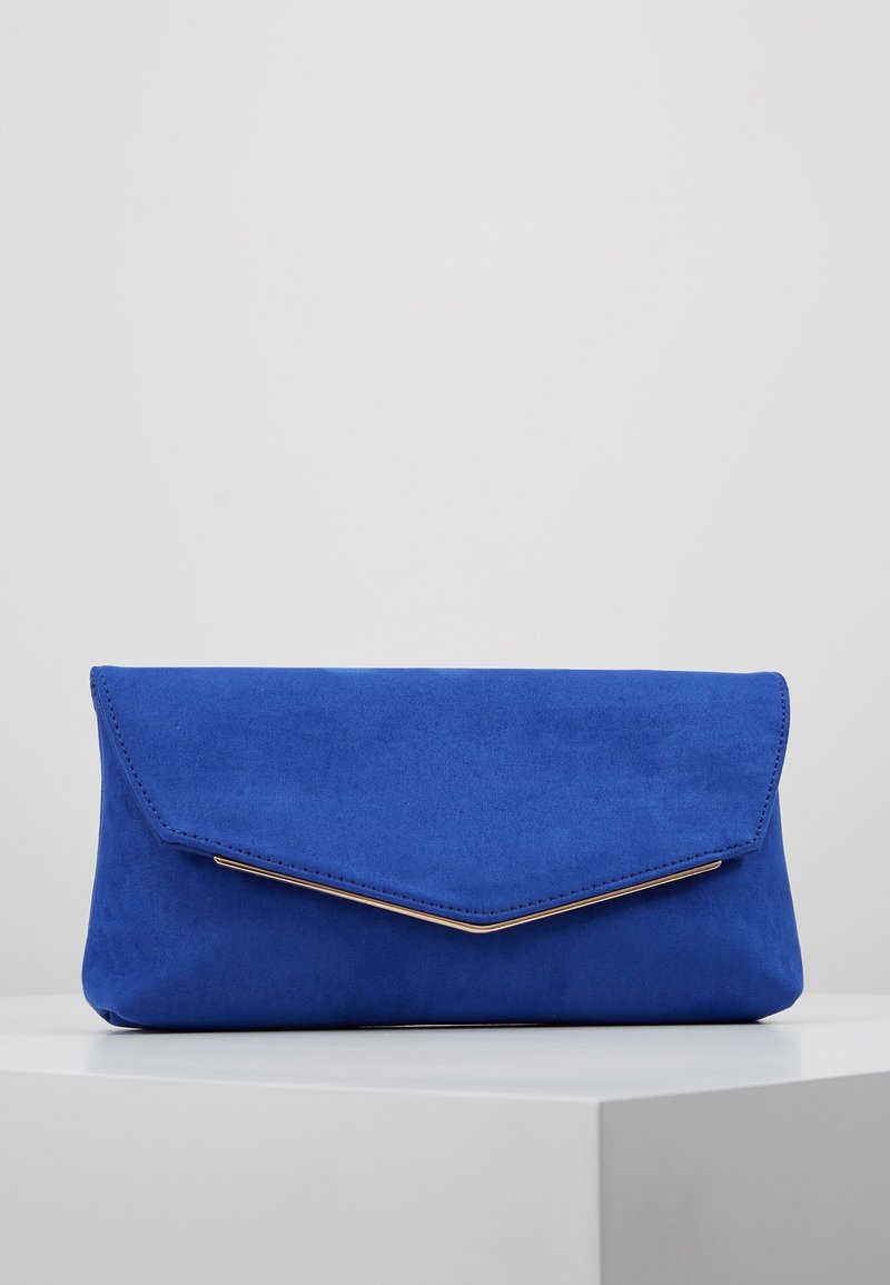 Blå mockaväska med triangelformat lock och guldfärgad detalj längs öppningen. Slät textur och mjuk finish. Rektangulär form.