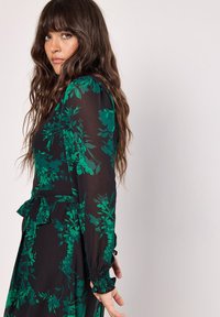 Apricot SILHOUETTE FLORAL MIDAXI  - Freizeitkleid - green