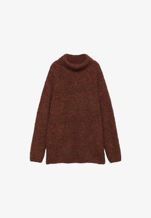 Maglione a collo alto lungo di colore marrone, morbido e peloso, con un knit testurizzato e una vestibilità rilassata, esposto su uno sfondo bianco.